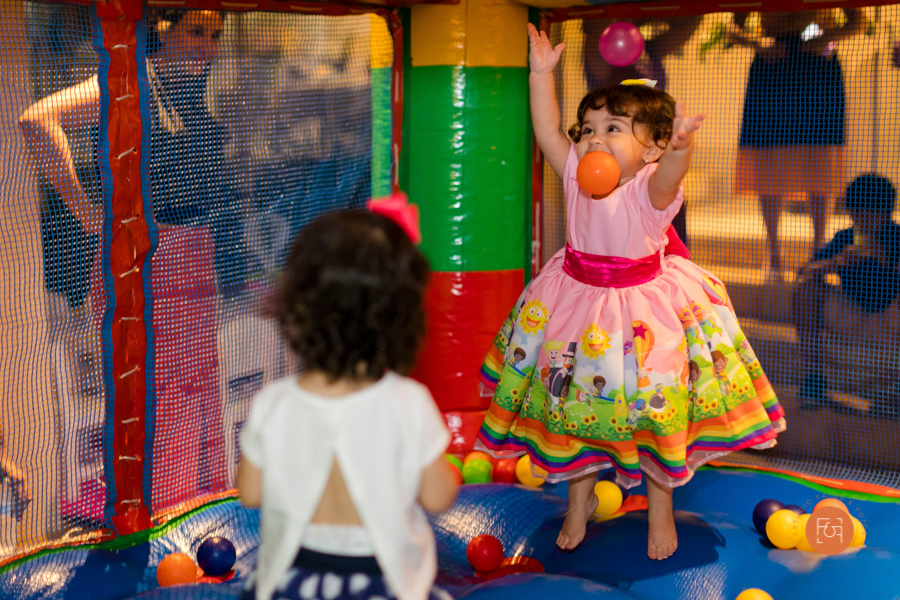 aniversariante menina brincando no pula pula
