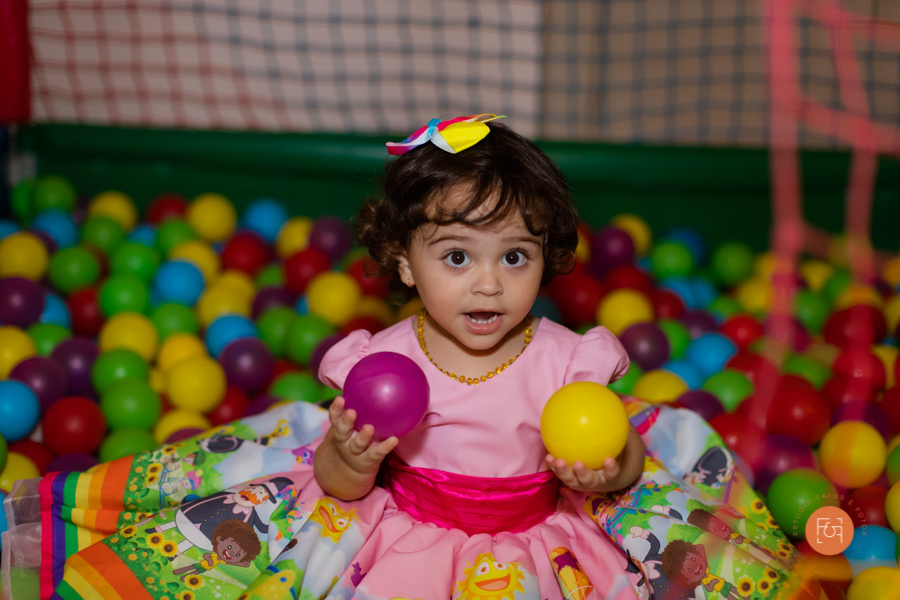 aniversariante menina brincando na piscina de bolinha