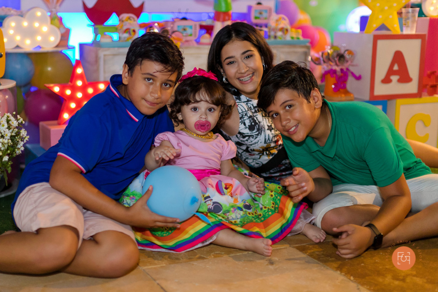 aniversariante menina com os irmãos