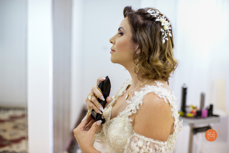 noiva passando perfume no making of