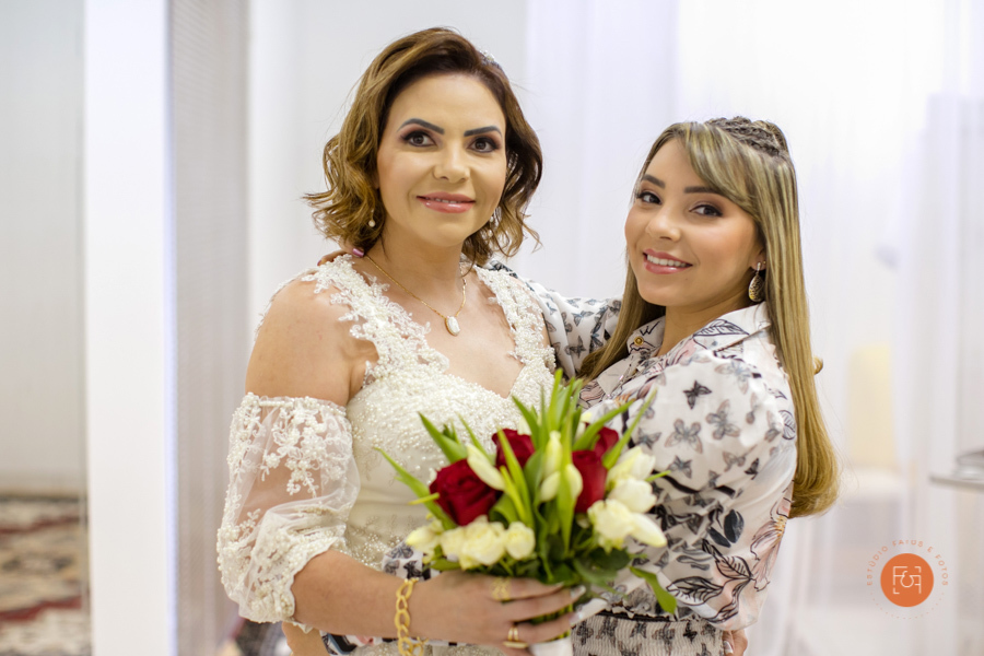 noiva segurando buquê com a filha no making of