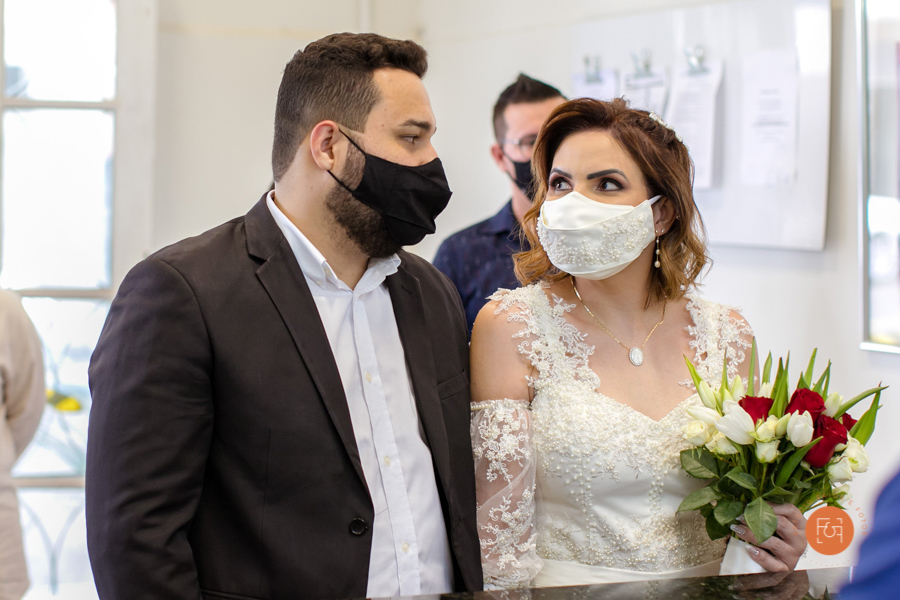 noivos trocando olhares no cartório