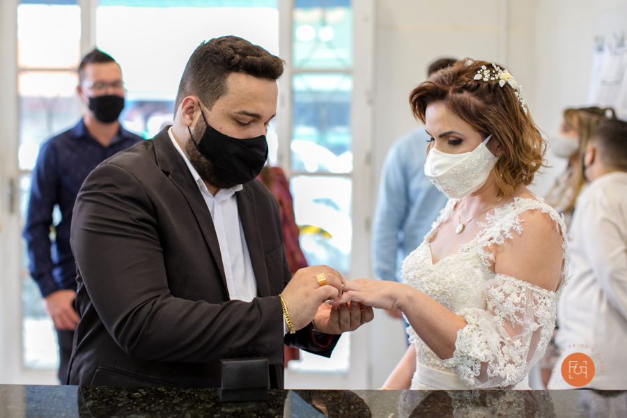 noivos trocando alianças no cartório