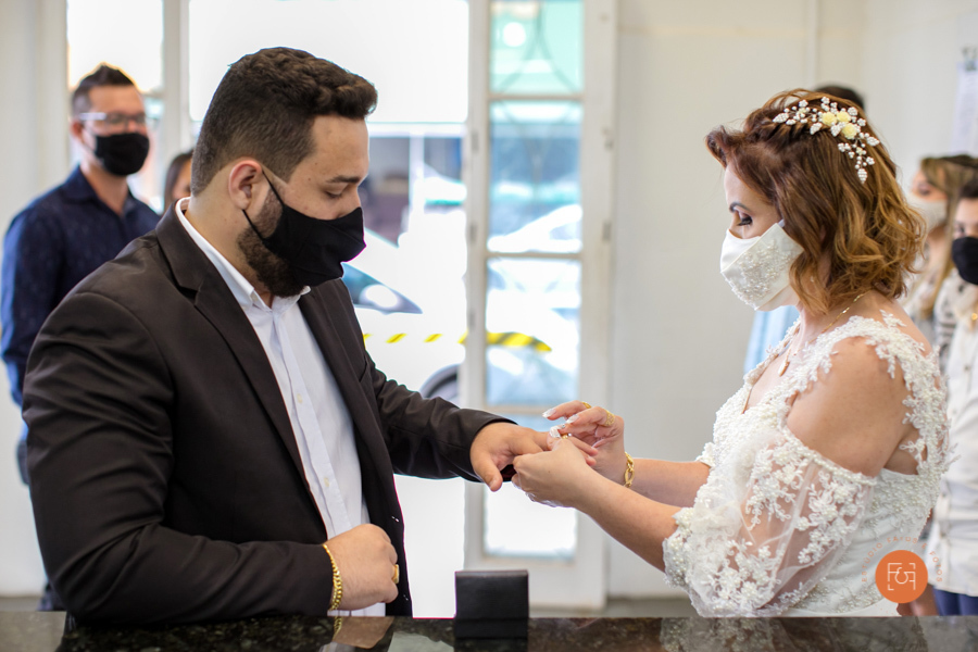 noivos trocando alianças no cartório