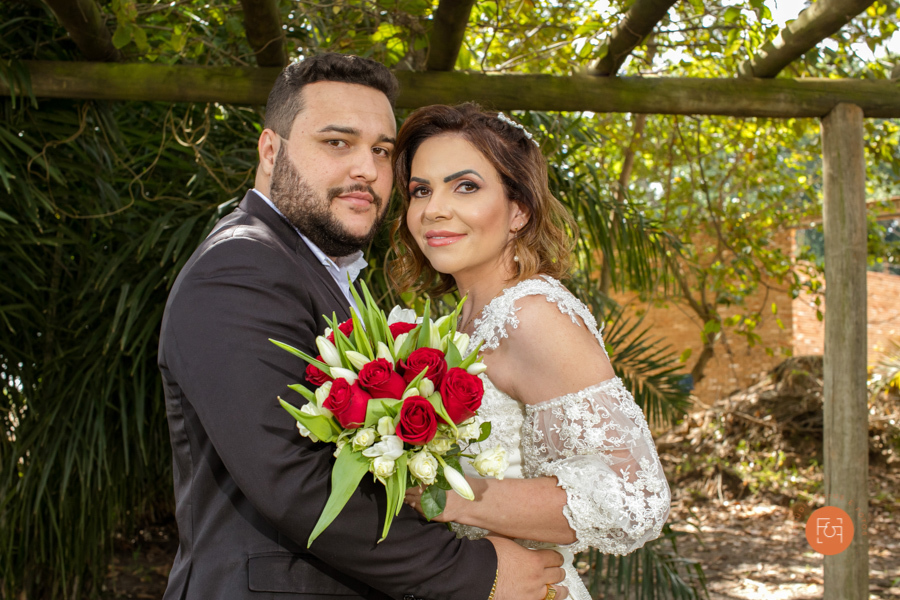 noivos se abraçando de frente