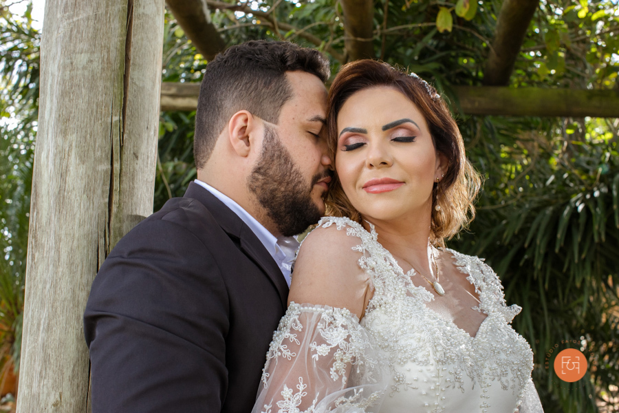 noivos se abraçando e noivo dando um cheiro no cabelo da noiva