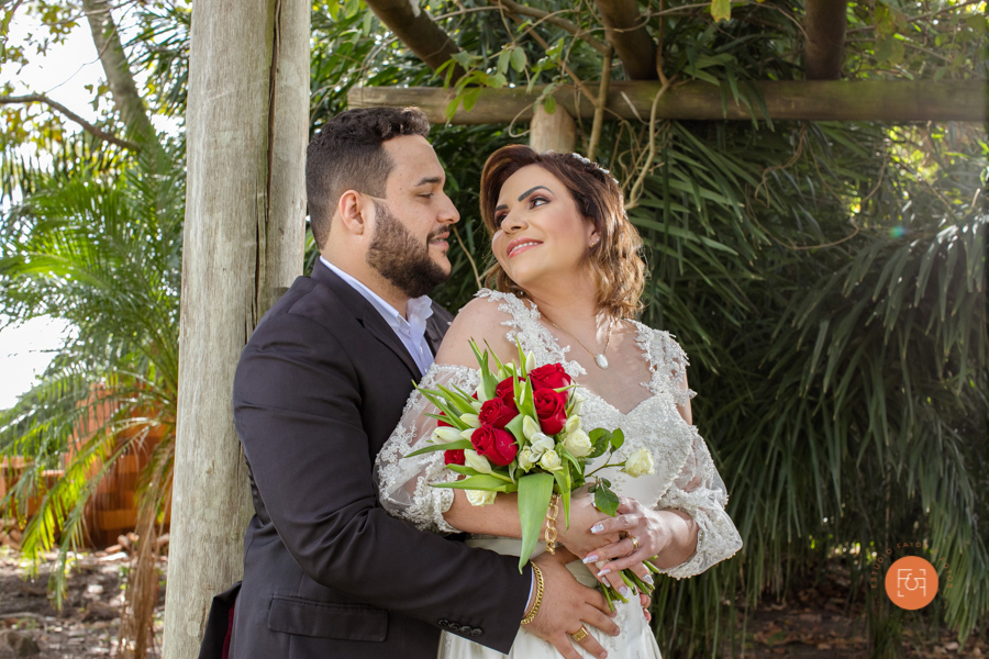 noivos se abraçando e olhando um para o outro