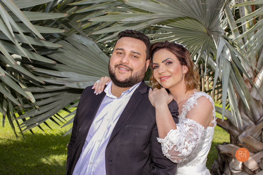 noivos se abraçando noiva com a mão no ombro do noivo