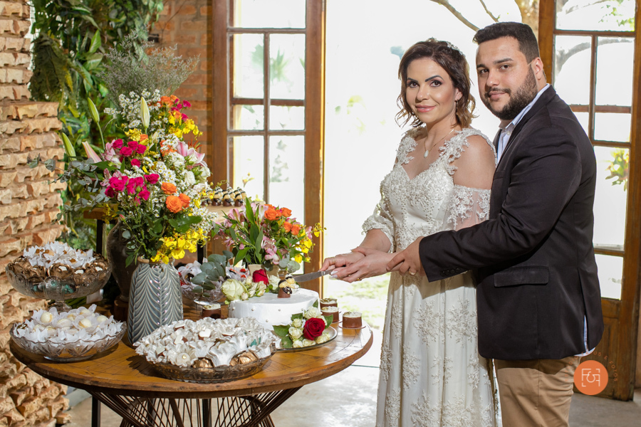 noivos cortando o bolo