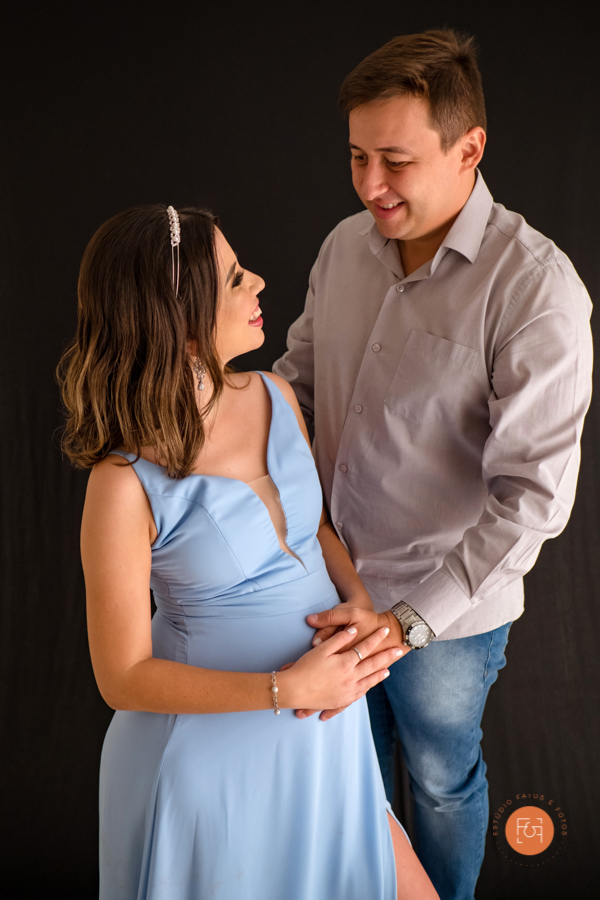 mamãe gestante com o papai com a mão na barriga