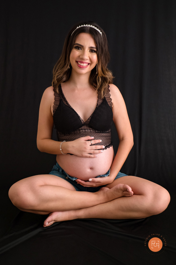 mamãe gestante sentada com a mão na barriga