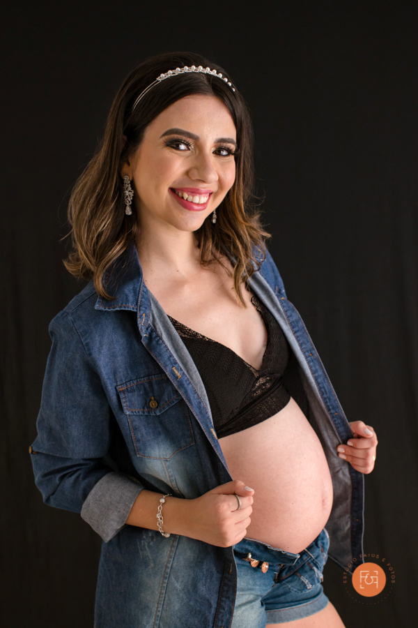 mamãe gestante segurando a camisa aberta