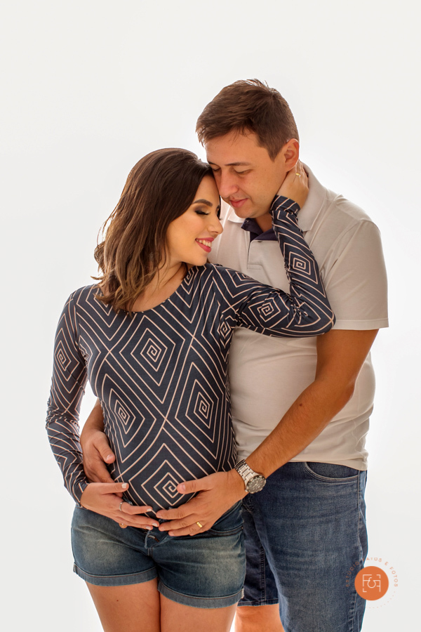 mamãe gestante com o papai com a mão na barriga