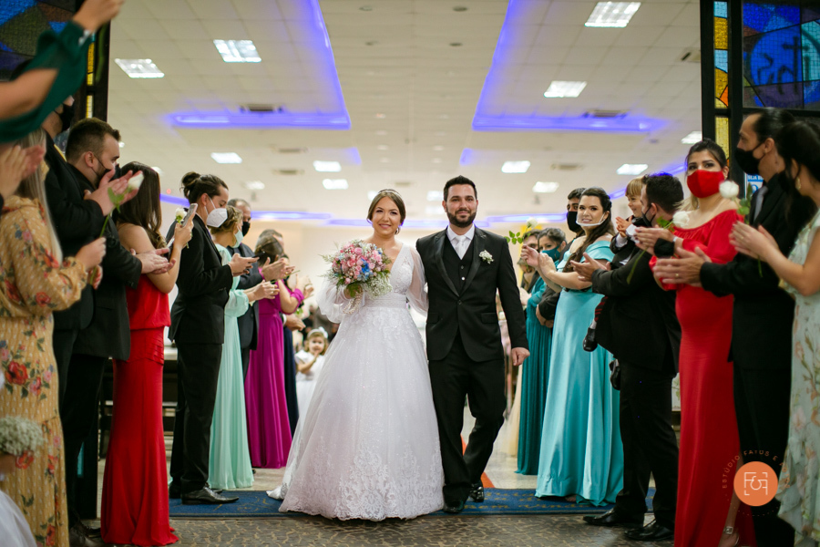 saída dos noivos da igreja