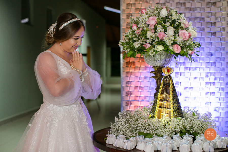 noiva agradecendo à nossa senhora