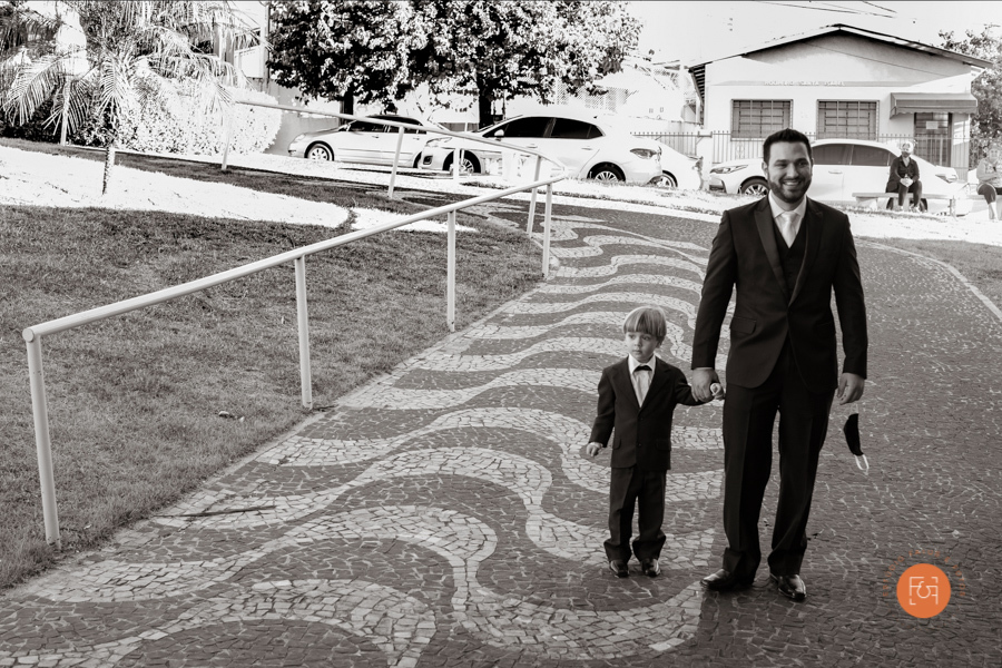 noivo chagando na igreja