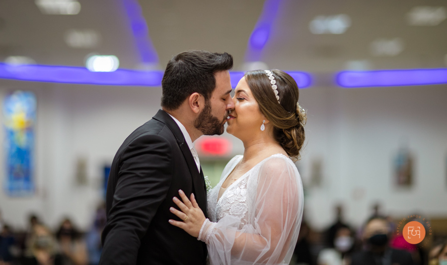 beijo dos noivos no altar