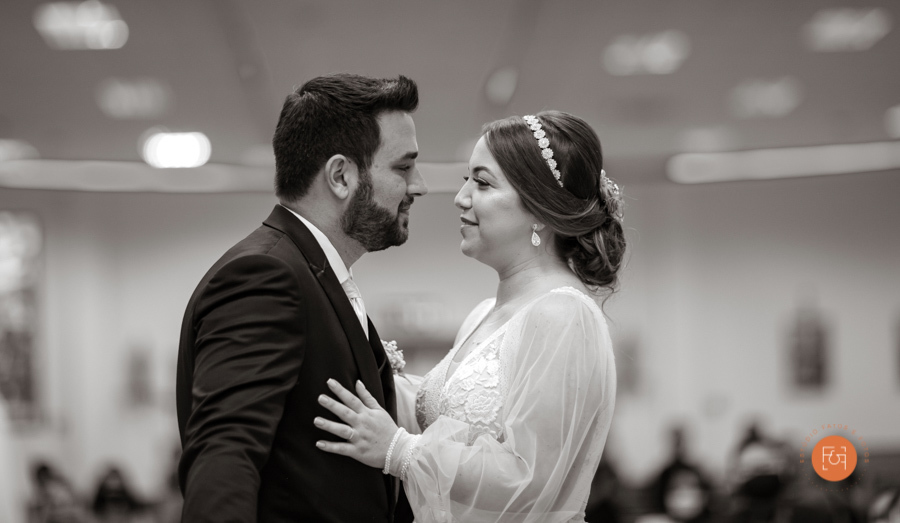 troca de olhares dos noivos no altar