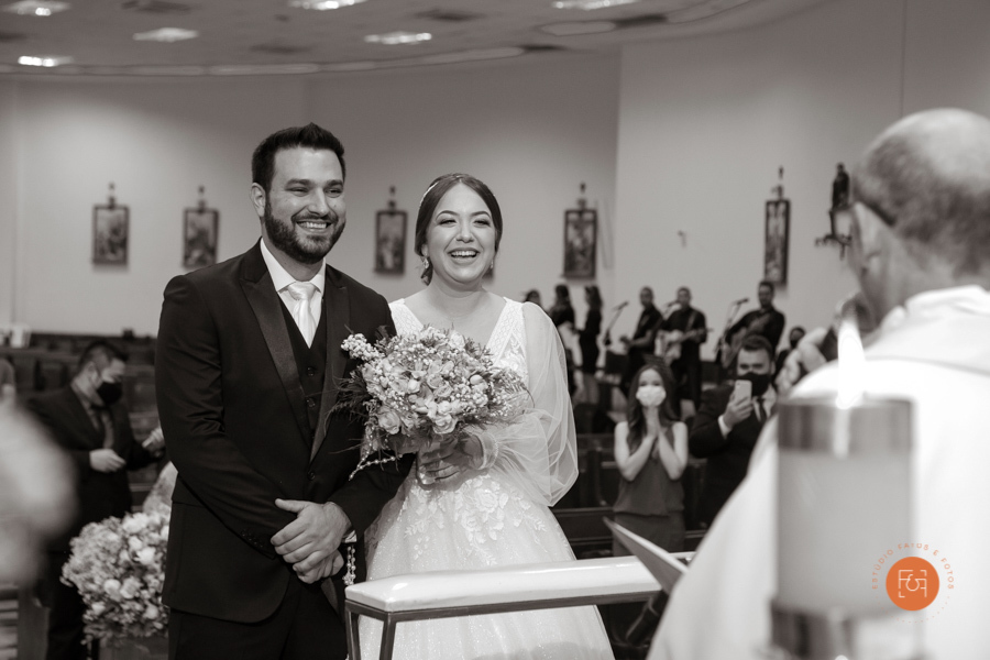 noivos sorrindo no altar