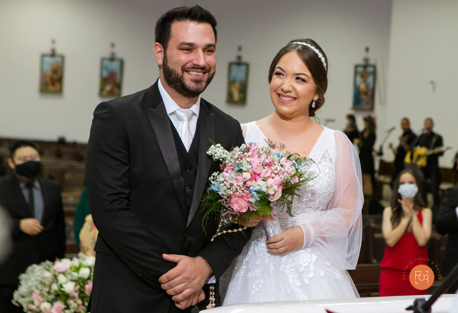noivos sorrindo no altar