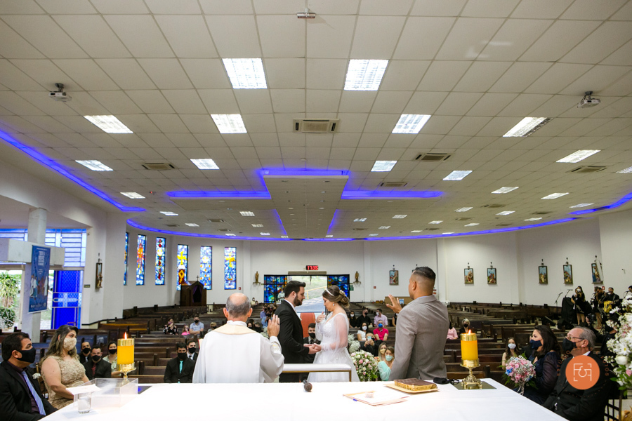 noivos fazendo as promessas no altar