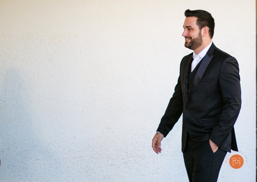 noivo chagando na igreja