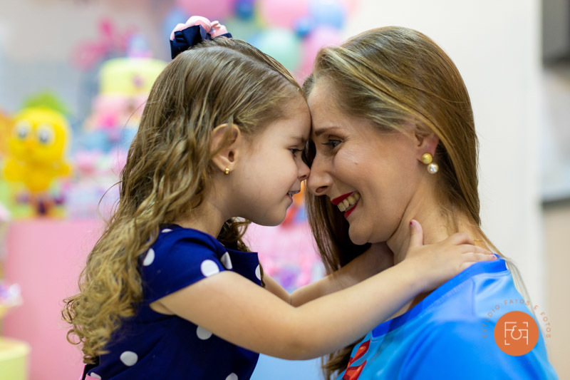 aniversariante menina com a mãe