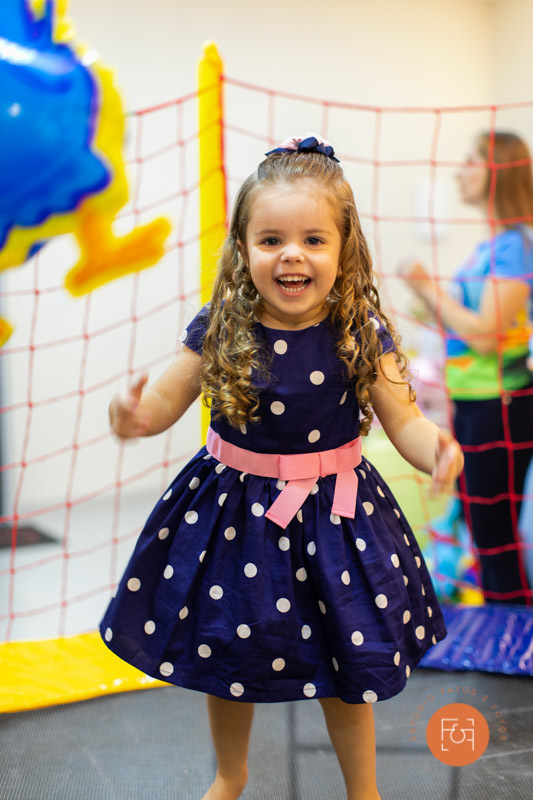 aniversariante menina brincando no pula pula