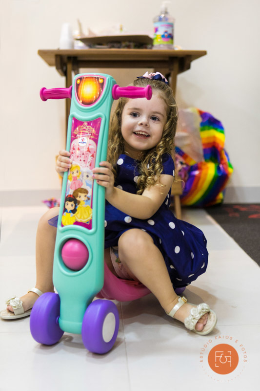 aniversariante menina brincando com presente