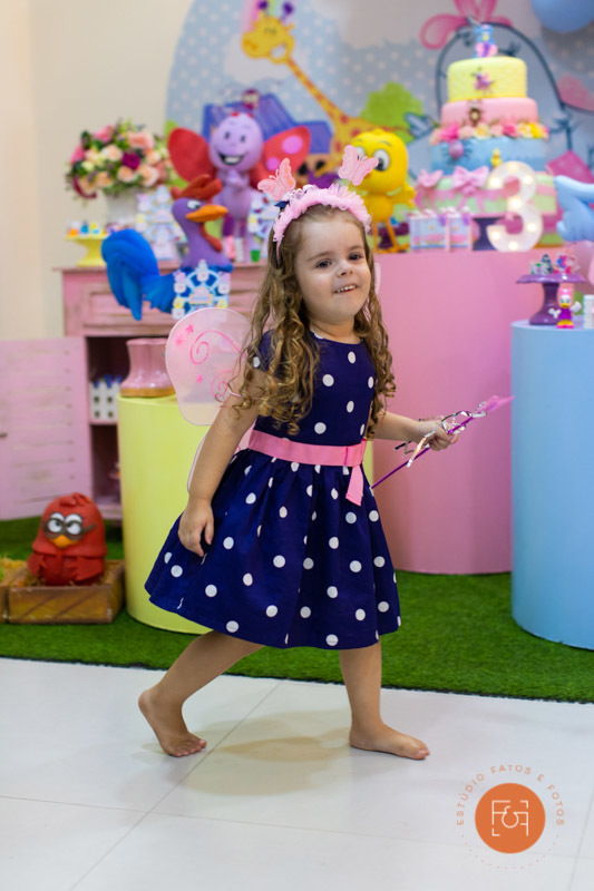 aniversariante menina na mesa do bolo