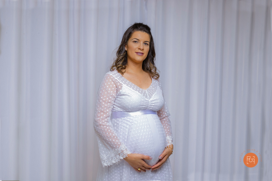 gestante com a mão na barriga