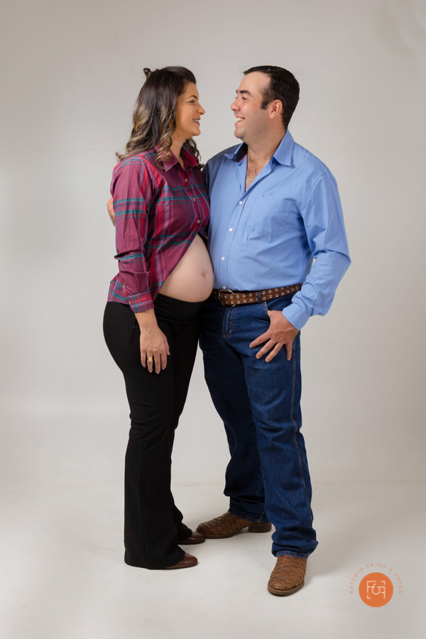 gestante abraçada com o papai