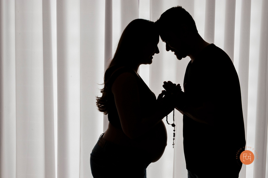 gestante com o papai segurando terço