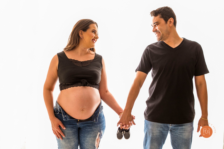 gestante com o papai segurando o sapato