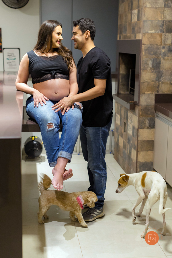 gestante com o papai sentada na bancada