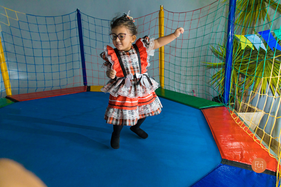 aniversariante menina brincando no pula pula