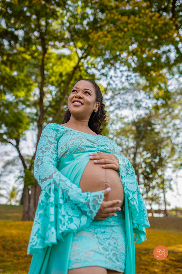 gestante com a mão na barriga