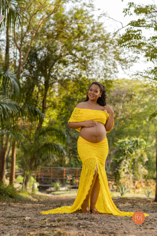 gestante com a mão na barriga