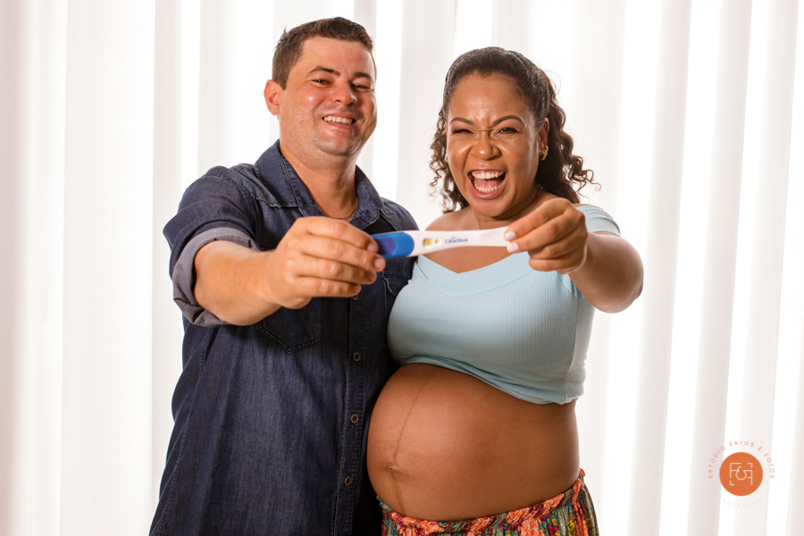 gestante e papai segurando o teste de gravidez