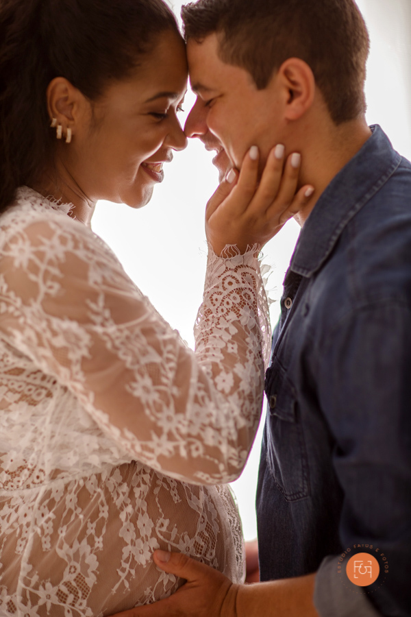 gestante e o papai com a mão na barriga