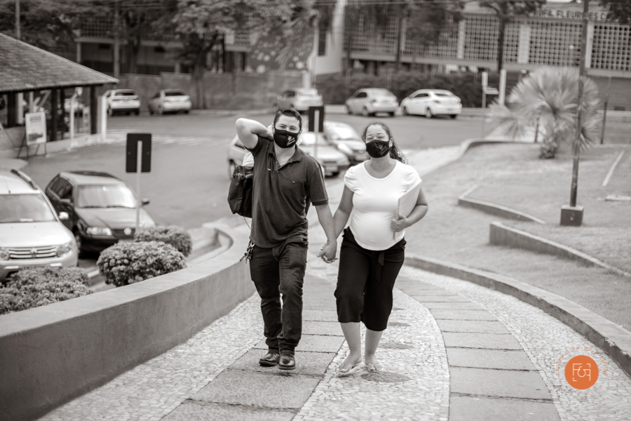 gestante e papai chegando na maternidade