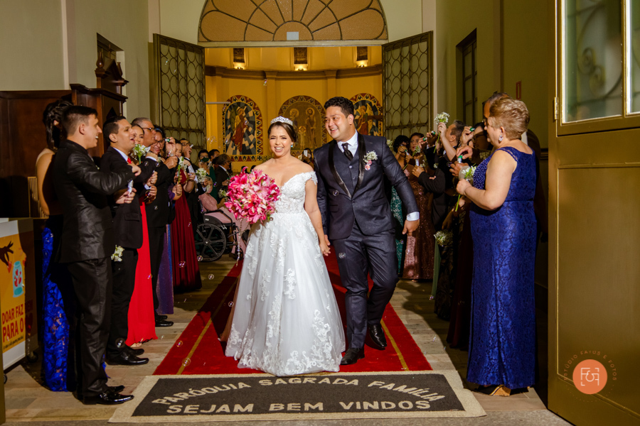 noivos saindo da igreja