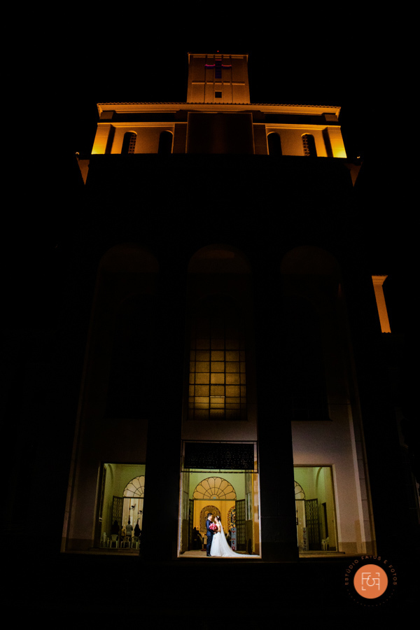 noivos na frente da igreja