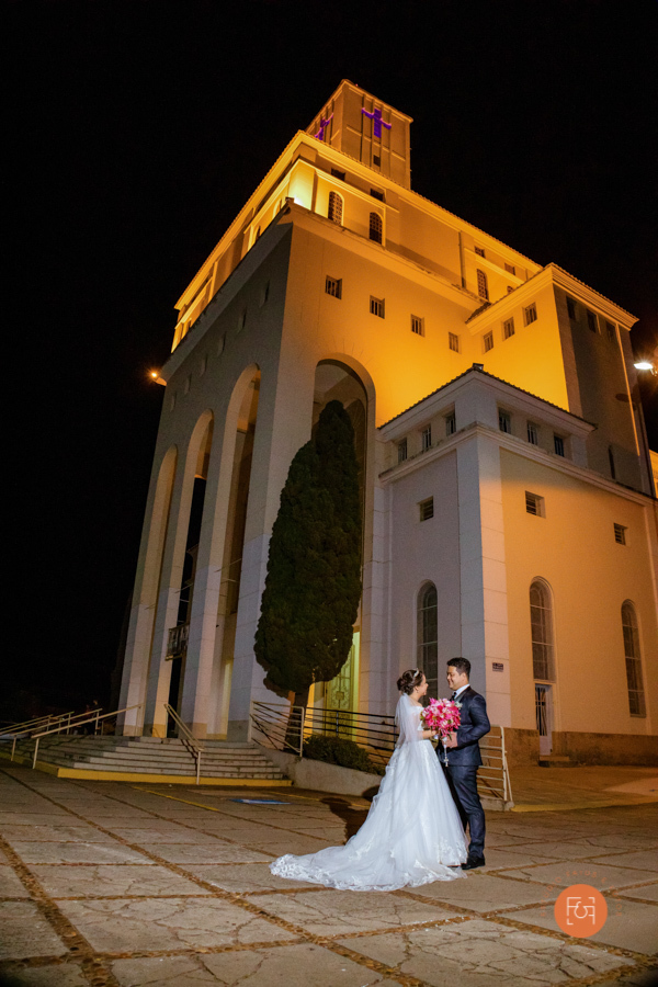noivos na frente da igreja