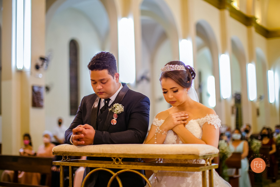 noivos ajoelhados no altar