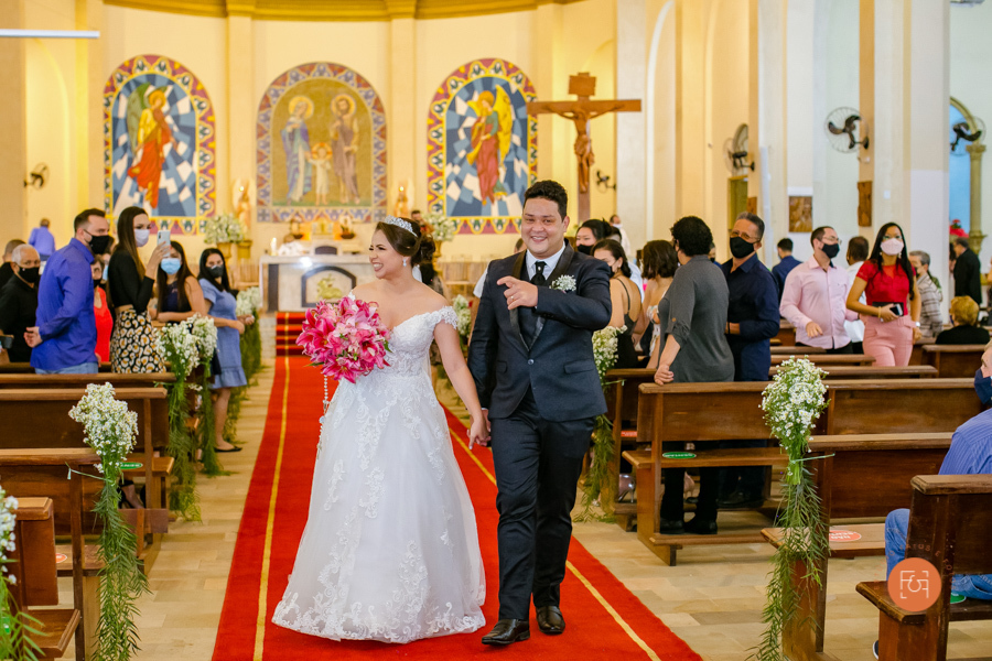 noivos saindo da igreja