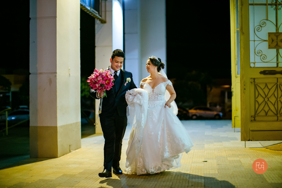 noivos na frente da igreja