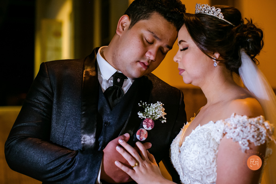 noivos na frente da igreja