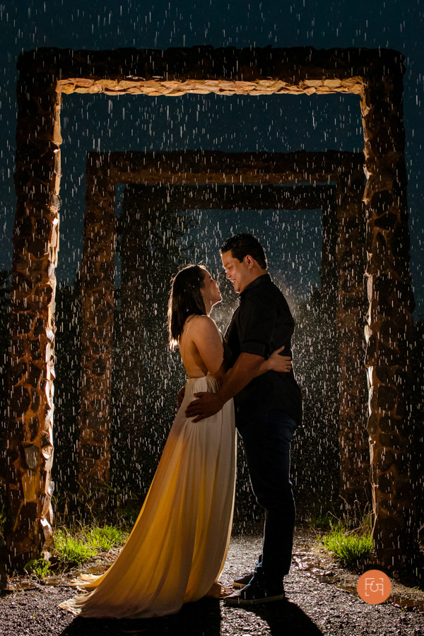 pré wedding noivos na chuva