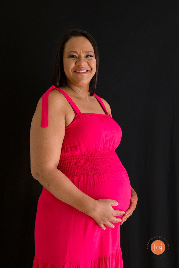 gestante com a mão na barriga